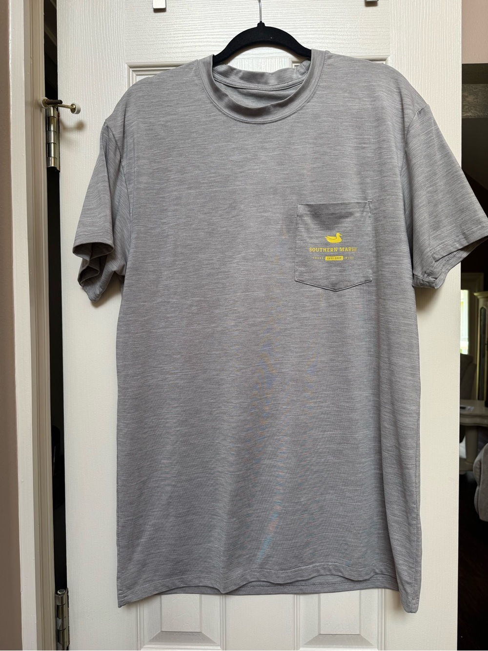 Southern Marsh Men’s Gray Pocket performance T-Shirt medium